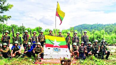 သင်္ဃန်းညီနောင်ရှိ လက်လွှတ်ထားရသော ခမရ ၃၅၅ တပ်ကို ပြန်သိမ်းပြီးနောက်တွေ့ရသည့် စစ်ကော်မရှင်တပ်ဖွဲ့ဝင်များ