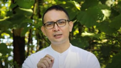 ၂၀၂၀ ပြည့်နှစ်၊ စက်တင်ဘာလဆန်းပိုင်းက ရခိုင်ပြည်သူများ ကိုဗစ်ကပ်ရောဂါအန္တရာယ် သတိထား ကာကွယ်ကြရန် ရုပ်သံမိန့်ခွန်းပြောကြားနေသော AA ခေါင်းဆောင် ဗိုလ်ချုပ်ထွန်းမြတ်နိုင်။