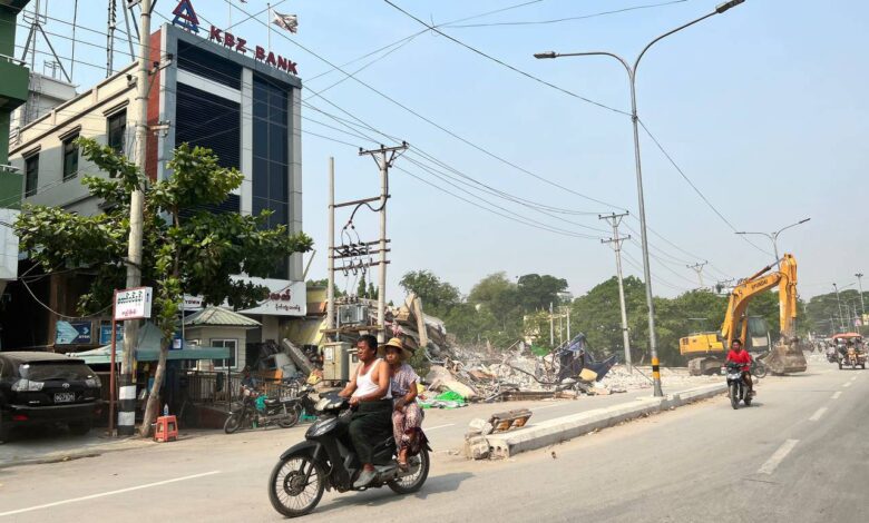 ပြီးခဲ့သည့်မတ်လအတွင်း လှုပ်ခတ်ခဲ့သည့် ငလျင်ကြောင့် ပြိုပျက်သွားသည့် မန္တလေးမြို့မှ ဆိုင်ခန်းအချို့ကိုတွေ့ရပုံ။ (ဓာတ်ပုံ − Myanmar Now)