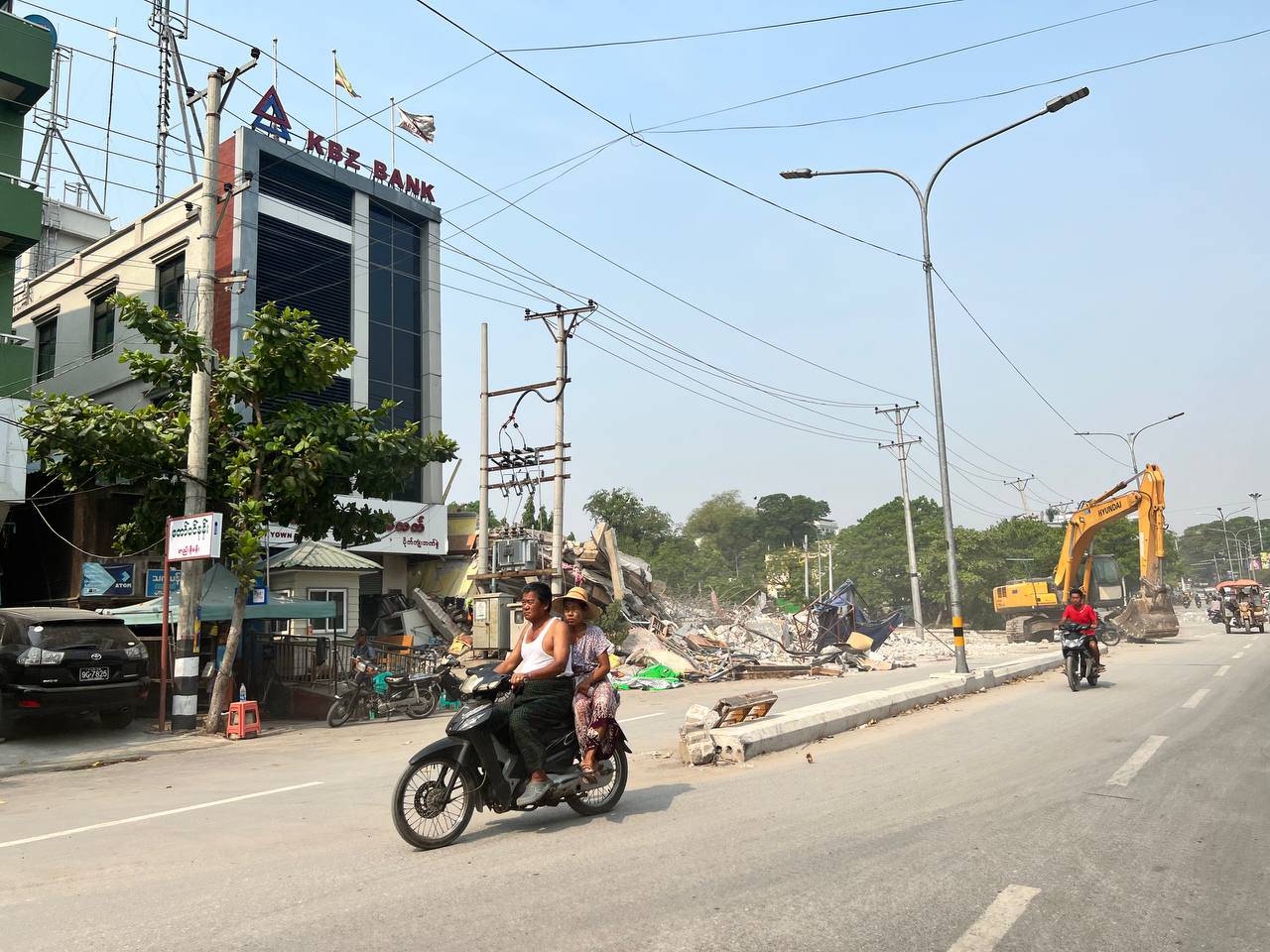 ပြီးခဲ့သည့်မတ်လအတွင်း လှုပ်ခတ်ခဲ့သည့် ငလျင်ကြောင့် ပြိုပျက်သွားသည့် မန္တလေးမြို့မှ ဆိုင်ခန်းအချို့ကိုတွေ့ရပုံ။ (ဓာတ်ပုံ − Myanmar Now)