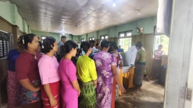 ရန်ကုန်တိုင်း၊ တွံတေးခရိုင်၊ ကော့မှူးမြို့နယ် အမှတ် (၂၀၁၈) လေကြောင်းရန် ကာကွယ်ရေး တပ်ရင်း တွင် သရုပ်ပြမဲပေးခြင်းကို စက်တင်ဘာလ နောက်ဆုံးပတ်က ပြုလုပ်နေကြစဉ်။ (ဓာတ်ပုံ-MOI)