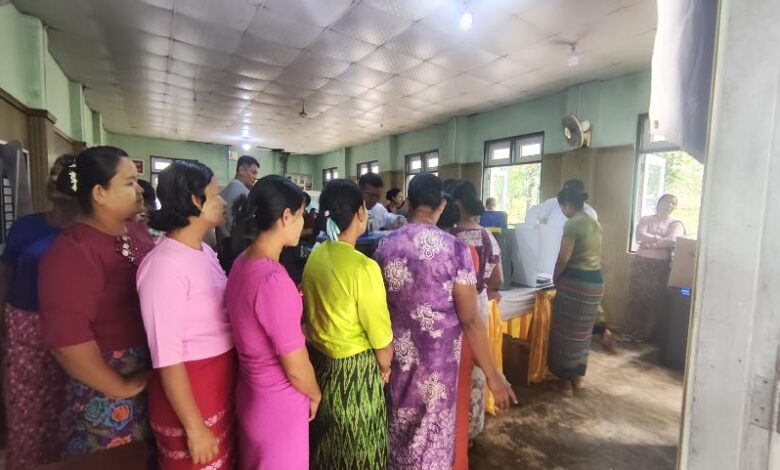 ရန်ကုန်တိုင်း၊ တွံတေးခရိုင်၊ ကော့မှူးမြို့နယ် အမှတ် (၂၀၁၈) လေကြောင်းရန် ကာကွယ်ရေး တပ်ရင်း တွင် သရုပ်ပြမဲပေးခြင်းကို စက်တင်ဘာလ နောက်ဆုံးပတ်က ပြုလုပ်နေကြစဉ်။ (ဓာတ်ပုံ-MOI)