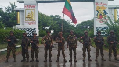 စစ်တပ်ထောက်ခံသူများက ဖြန့်ဝေထားသော သီပေါမြို့အဝင်တွင် တွေ့ရသည့် စစ်ကော်မရှင် တပ်သားများ။