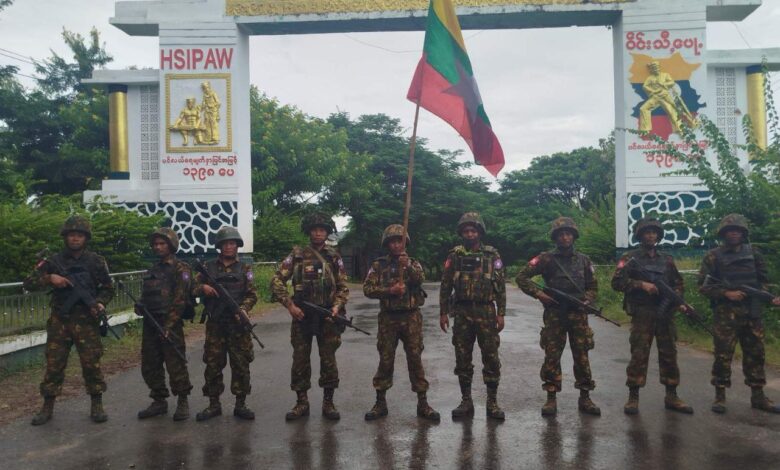 စစ်တပ်ထောက်ခံသူများက ဖြန့်ဝေထားသော သီပေါမြို့အဝင်တွင် တွေ့ရသည့် စစ်ကော်မရှင် တပ်သားများ။