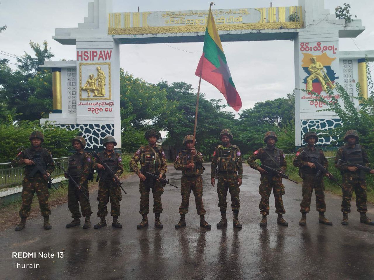 စစ်တပ်ထောက်ခံသူများက ဖြန့်ဝေထားသော သီပေါမြို့အဝင်တွင် တွေ့ရသည့် စစ်ကော်မရှင် တပ်သားများ။