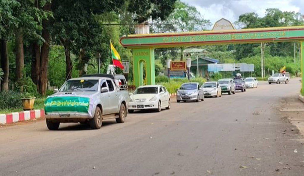 စစ်တပ်ဝါဒဖြန့်သူများက ဖော်ပြထားကြသော အောက်တိုဘာလ ၃ ရက်နေ့က ကျောက်မဲမြို့ကို ဝင်ရောက်လာသော စစ်ကော်မရှင်တပ် ရိက္ခာတင်ကားများနှင့်ဝန်ထမ်းများ။
