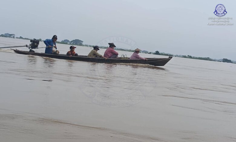 ညောင်လေးပင်ခရိုင် စစ်တောင်းမြစ်ကမ်းအနီးမှ ဒေသခံများကို ဩဂုတ်လအတွင်းက တွေ့ရစဉ်။ (ဓာတ်ပုံ- KNU-Kler Lwee Htu District)