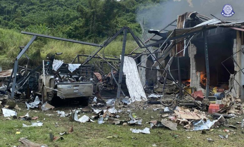 -အောက်တိုဘာလ ၁၄ ရက်နေ့က ဗုံးကြဲမှုကြောင့် ပျက်စီးသွားသော ထီးခီးရွာမှ အဆောက်အအုံတစ်ခု။ (ဓာတ်ပုံ-KNU)