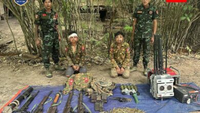 ရွာသစ်ရွာတိုက်ပွဲမှ ဖမ်းဆီးရသုံ့ပန်းနှစ်ဦး၊ ခဲယမ်းများနှင့်အတူ တွေ့ရသော PDF များ။ (ဓာတ်ပုံ- နေပြည်တော် တိုင်းစစ်ဌာန)
