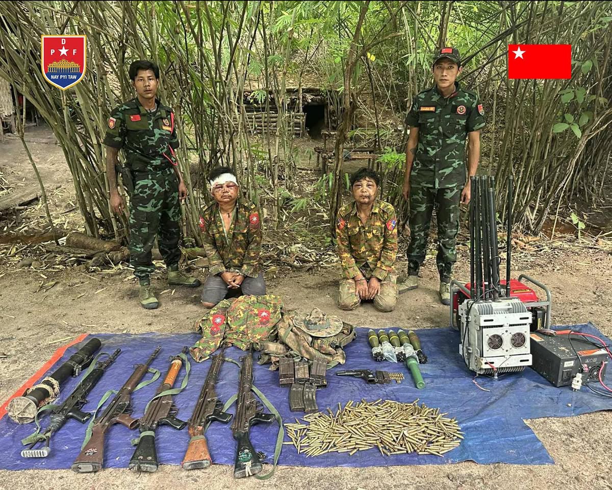 ရွာသစ်ရွာတိုက်ပွဲမှ ဖမ်းဆီးရသုံ့ပန်းနှစ်ဦး၊ ခဲယမ်းများနှင့်အတူ တွေ့ရသော PDF များ။ (ဓာတ်ပုံ- နေပြည်တော် တိုင်းစစ်ဌာန)