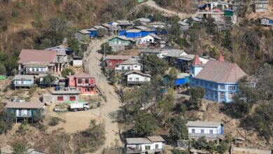 အိန္ဒိယနိုင်ငံ အရှေ့မြောက်ပိုင်း မီဇိုရမ် (Mizoram) ပြည်နယ်နှင့် ထိစပ်နေသည့် မြန်မာနိုင်ငံ နယ်စပ်ဒေသရှိ နေအိမ်အချို့ကို တွေ့ရပုံ(ဓာတ်ပုံ − AFP)