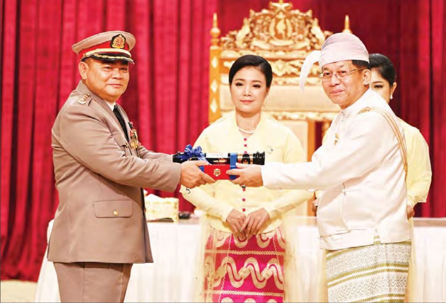 အာဏာသိမ်းစစ်တပ် ထုတ်ပြန်ခဲ့သည့် ၂၀၂၃ ဇန်နဝါရီလအတွင်း ဗိုလ်ချုပ်မှူးကြီး မင်းအောင်လှိုင်က ကရင်နယ်ခြားစောင့်တပ် ခေါင်းဆောင် ဗိုလ်မှူးကြီးစောချစ်သူကို သီရိပျံချီဘွဲ့ ပေးအပ်မှု မှတ်တမ်းဓာတ်ပုံ။