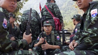 ၂၀၁၅ ခုနှစ် ဇန်နဝါရီ ၃၁ ရက်နေ့က တပ်မဟာ (၇) တွင် ပြုလုပ်သော ၆၆ ကြိမ်မြောက် ကရင့်တော်လှန်ရေးနေ့ အခမ်းအနားတွင် တွေ့ရသော KNLA တပ်ဖွဲ့ဝင်များ။ (ဓာတ်ပုံ-AFP)
