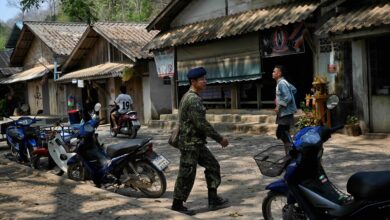၂၀၂၁ ခုနှစ် မတ်လ ၃၁ ရက်နေ့က သံလွင်မြစ်ကမ်းဘေး ထိုင်းနိုင်ငံ၊ Mae Sam Laep မြို့ရှိ ကရင် ဒုက္ခသည် စခန်းတစ်ခုအတွင်း ထိုင်းစစ်သားတစ်ဦးကို တွေ့ရစဉ်။ (ဓာတ်ပုံ-AFP)