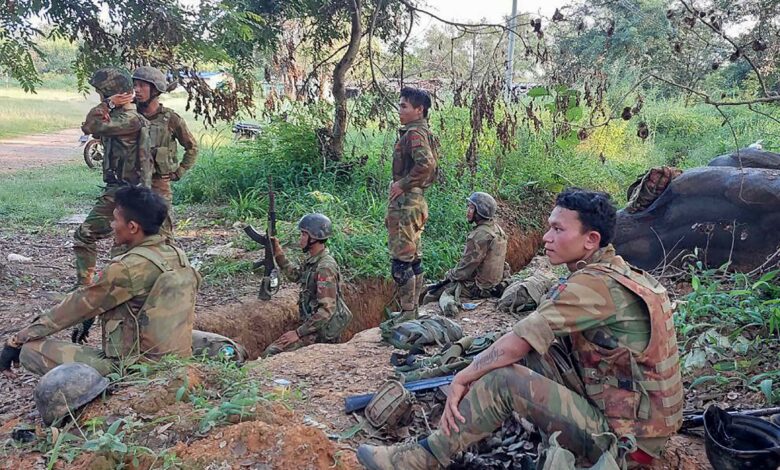 ၂၀၂၄ ခုနှစ် အောက်တိုဘာလ ၁၅ ရက်နေ့က သီပေါမြို့အနီး တွေ့ရသော TNLA တပ်ဖွဲ့ဝင်များ။ (ဓာတ်ပုံ-AFP)