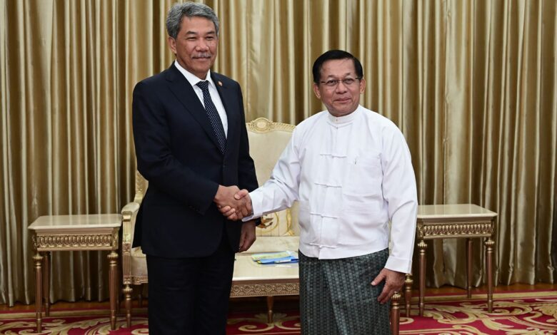 မလေးရှားနိုင်ငံခြားရေးဝန်ကြီး စစ်ခေါင်းဆောင်နှင့်နေပြည်တော်၌ တွေ့ဆုံစဉ်။ (ဓာတ်ပုံ- စစ်ကော်မရှင်)