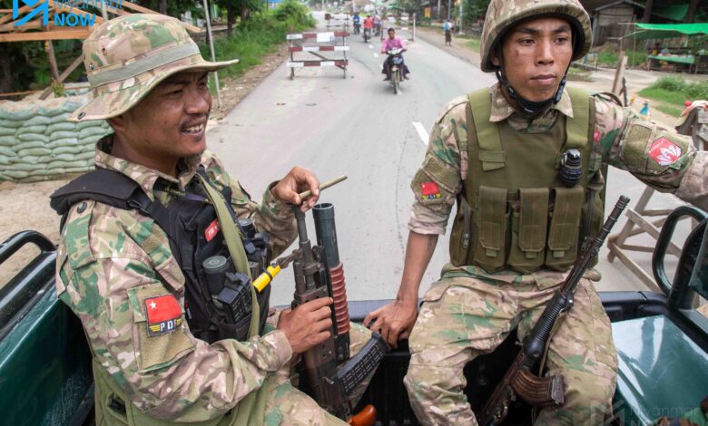 နိုင်ငံအလယ်ပိုင်းတွင် ၂၀၂၄ ခုနှစ် စက်တင်ဘာအတွင်း တွေ့ရသော MDY-PDF တပ်ဖွဲ့ဝင်နှစ်ဦး။ (ဓာတ်ပုံ- မိုးဦး)