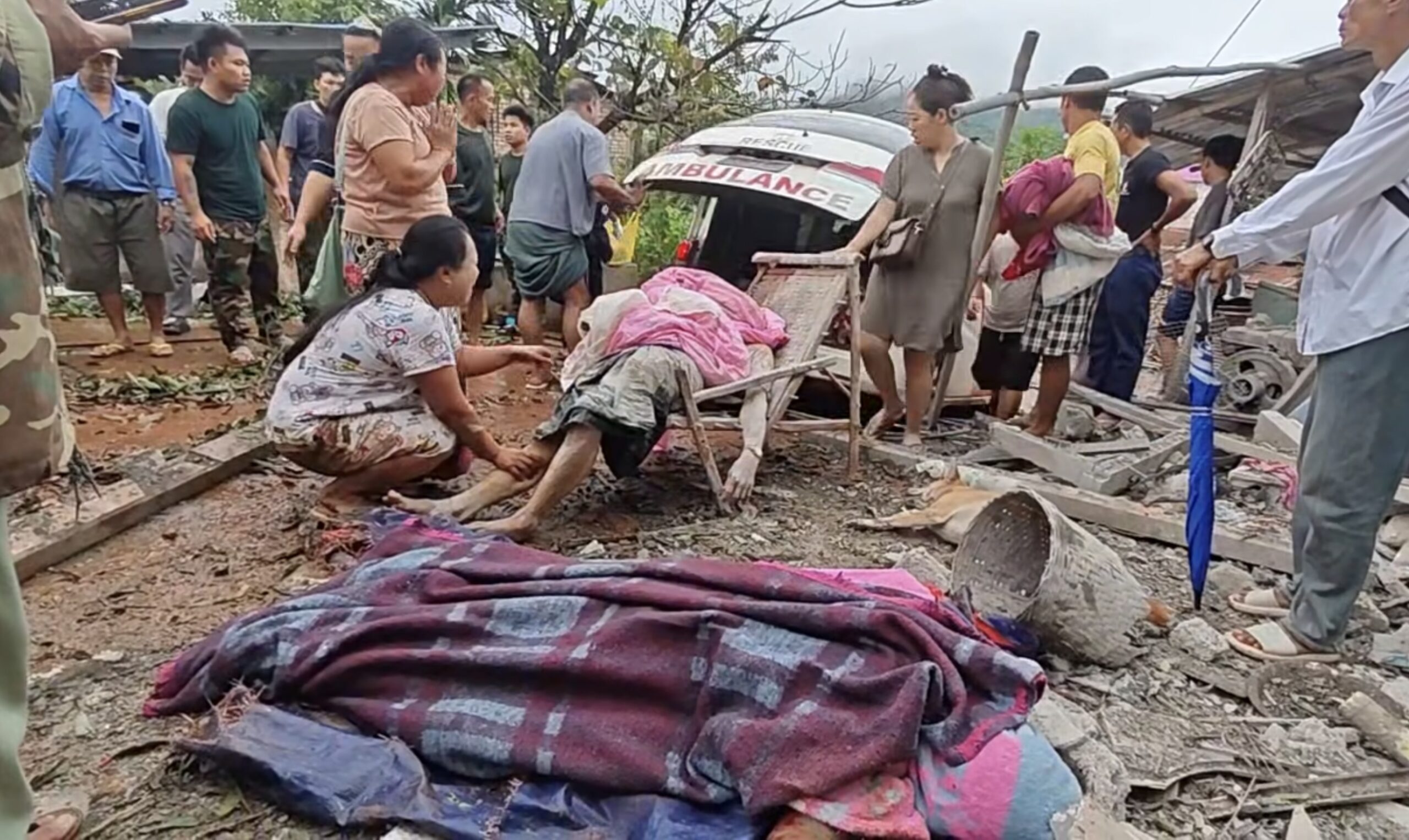 နောင်ပိန်ရွာမှ စစ်ရှောင်လာသော သက်ကြီးပိုင်းတစ်ဦး လေယာဉ်ဗုံးထိပြီးနောက် သေဆုံးသွားစဉ်။ (ဓာတ်ပုံ-Mai A Shai ရုပ်သံမှ)
