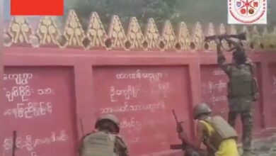 အောက်တိုဘာလ ၂ ရက်နေ့က ရွှေဘိုမြို့တောင်ဘက် တစ်မိုင်ကျော်အကွာ တဂဏန်းကျေးရွာအနီး တိုက်ပွဲဖြစ်နေစဉ်။ (ဓာတ်ပုံ-အမှတ် - ၉၇၀၆ တပ်ရင်း ရုပ်သံမှ)