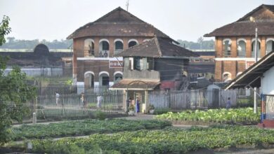 နာမည်ဆိုးဖြင့် ကျော်ကြားသည့် သာယာဝတီထောင်ကို အပြင်ဘက်မှ မြင်ရပုံ။ (ဓာတ်ပုံ − AAPP)