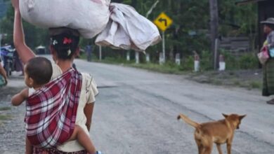အင်အားအလုံးအရင်းဖြင့် စစ်ကြောင်းထိုးနေသဖြင့် စစ်ကိုင်းတိုင်း၊ ကလေးမြို့နယ်မှ ဒေသခံပြည်သူများ နေရပ်စွန့်ခွာ စစ်ဘေးရှောင်တိမ်းနေရစဉ်။ (ဓာတ်ပုံ - ပေးပို့)