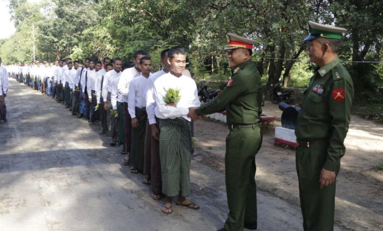 အောက်တိုဘာလ ၂၅ ရက်နေ့က စစ်တပ်ဝါဒဖြန့် တယ်လီဂရမ်များက ဖော်ပြထားသော ဧရာဝတီတိုင်း၊ ပုသိမ်မြို့၊ အနောက်တောင်တိုင်းစစ်ဌာနချုပ်ကို ရောက်လာသော စစ်မှုထမ်းများ။