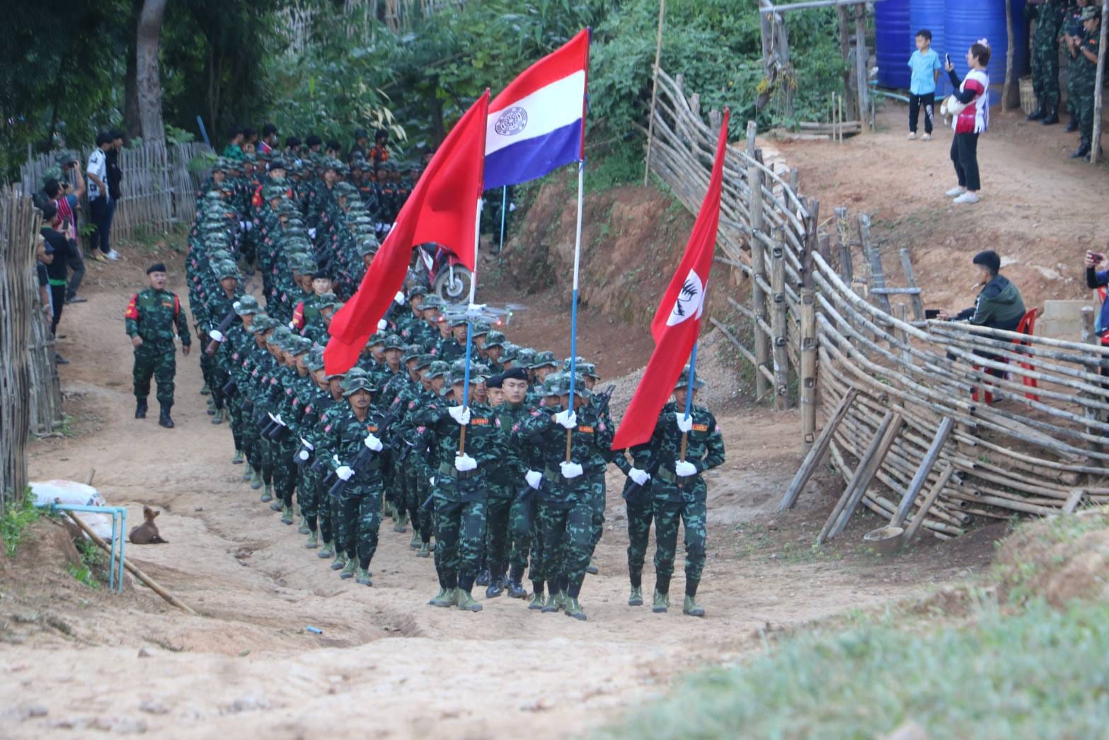 ၂၀၂၂ ခုနှစ် အောက်တိုဘာလ ၂၂ရက်နေ့တွင် KNPP ထိန်းချုပ်ရာနယ်မြေ တာလယ်ဒူဆို (ခေါ်) ညာမို ၌ ပြုလုပ်သည့် အပတ်စဉ် (၇၄ )အခြေခံစစ်သင်တန်းဆင်းပွဲ အခမ်းအနား။ (ဓာတ်ပုံ - KnIC)