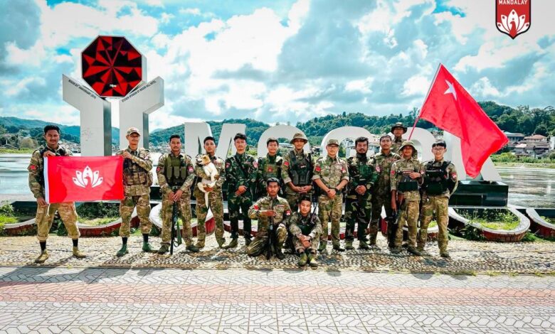 မိုးကုတ်မြို့သိမ်းပြီးနောက် တွေ့ရသော ပြည်သူ့ကာကွယ်ရေးတပ်မတော် -မန္တလေး တပ်ဖွဲ့ဝင်များ။ (ဓာတ်ပုံ- MDY- PDF)