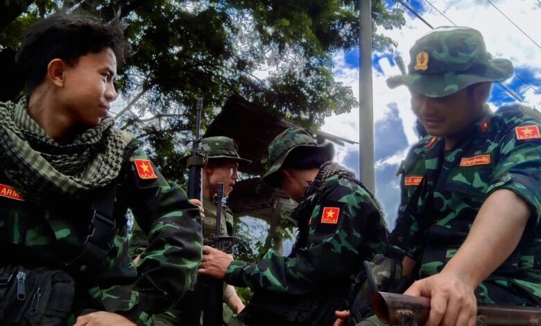 -ယခုနှစ် စက်တင်ဘာလအတွင်းကရင်နီဒေသ စစ်ဆင်ရေးအတွင်း တွေ့ရသော KPLA တပ်ဖွဲ့ဝင်များ ။ (ဓာတ်ပုံ- Karenni People's Liberation Army - KPLA- B 626)