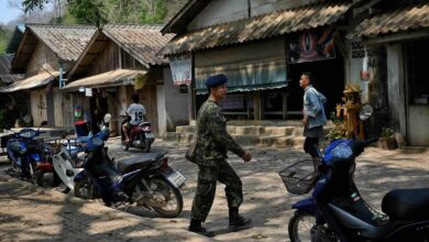 ၂၀၂၁ ခုနှစ် မတ်လ ၃၁ ရက်နေ့က သံလွင်မြစ်ကမ်းဘေး ထိုင်းနိုင်ငံ၊ Mae Sam Laep မြို့ရှိ ကရင် ဒုက္ခသည် စခန်းတစ်ခုအတွင်း ထိုင်းစစ်သားတစ်ဦးကို တွေ့ရစဉ်။ (ဓာတ်ပုံ-AFP)