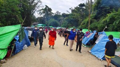 (စစ်ဘေးရှောင်များနှင့် ယင်းတို့ကို ကူညီပေးနေသည့် သံသရာအေး ဆုတောင်းပြည့် ဆရာတော်ကို တွေ့ရပုံ)