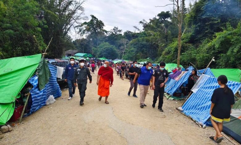 (စစ်ဘေးရှောင်များနှင့် ယင်းတို့ကို ကူညီပေးနေသည့် သံသရာအေး ဆုတောင်းပြည့် ဆရာတော်ကို တွေ့ရပုံ)