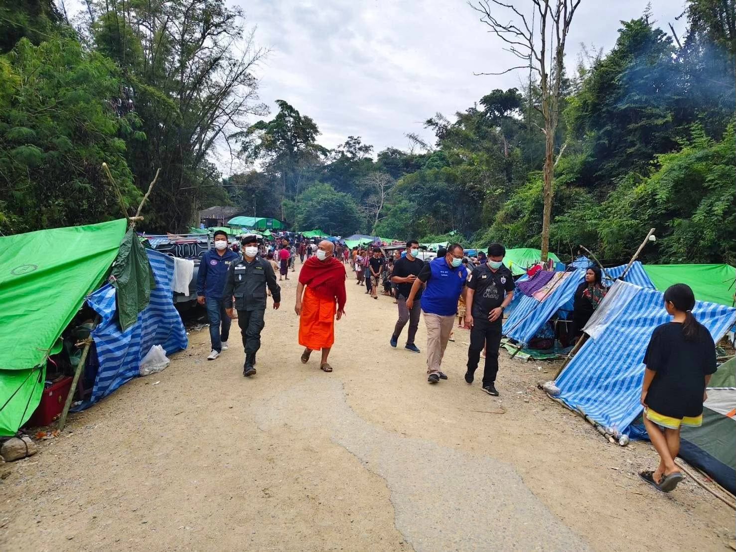 (စစ်ဘေးရှောင်များနှင့် ယင်းတို့ကို ကူညီပေးနေသည့် သံသရာအေး ဆုတောင်းပြည့် ဆရာတော်ကို တွေ့ရပုံ)