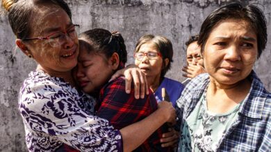 အင်းစိန်ထောင်မှ ပြန်လွတ်သူများကို နိုဝင်ဘာလ ၂၇ ရက်နေ့က တွေ့ရပုံ။