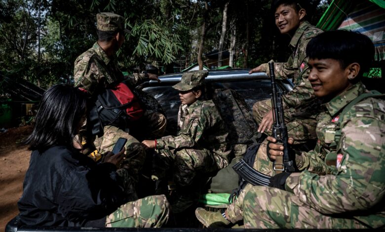 ၂၀၂၃ ခုနှစ် ဒီဇင်ဘာလ ၉ ရက်နေ့က ရှမ်းပြည်နယ်မြောက်ပိုင်း၊ နမ့်ဆန်မြို့နယ်အနီး ရှေ့တန်းစခန်းနေရာအနီး မှ MDY-PDF တပ်ဖွဲ့ဝင်များ။ (ဓာတ်ပုံ- AFP)