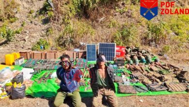 ချင်းပြည်နယ်၊ တီးတိန်မြို့အဝင်ဂိတ်ကို တိုက်ခိုက်သိမ်းပိုက်မှုတွင် ဖမ်းဆီးရမိသည့် စစ်သုံ့ပန်းနှင့် လက်နက်ခဲယမ်းများ ။ (ဓာတ်ပုံ - PDF Zoland)