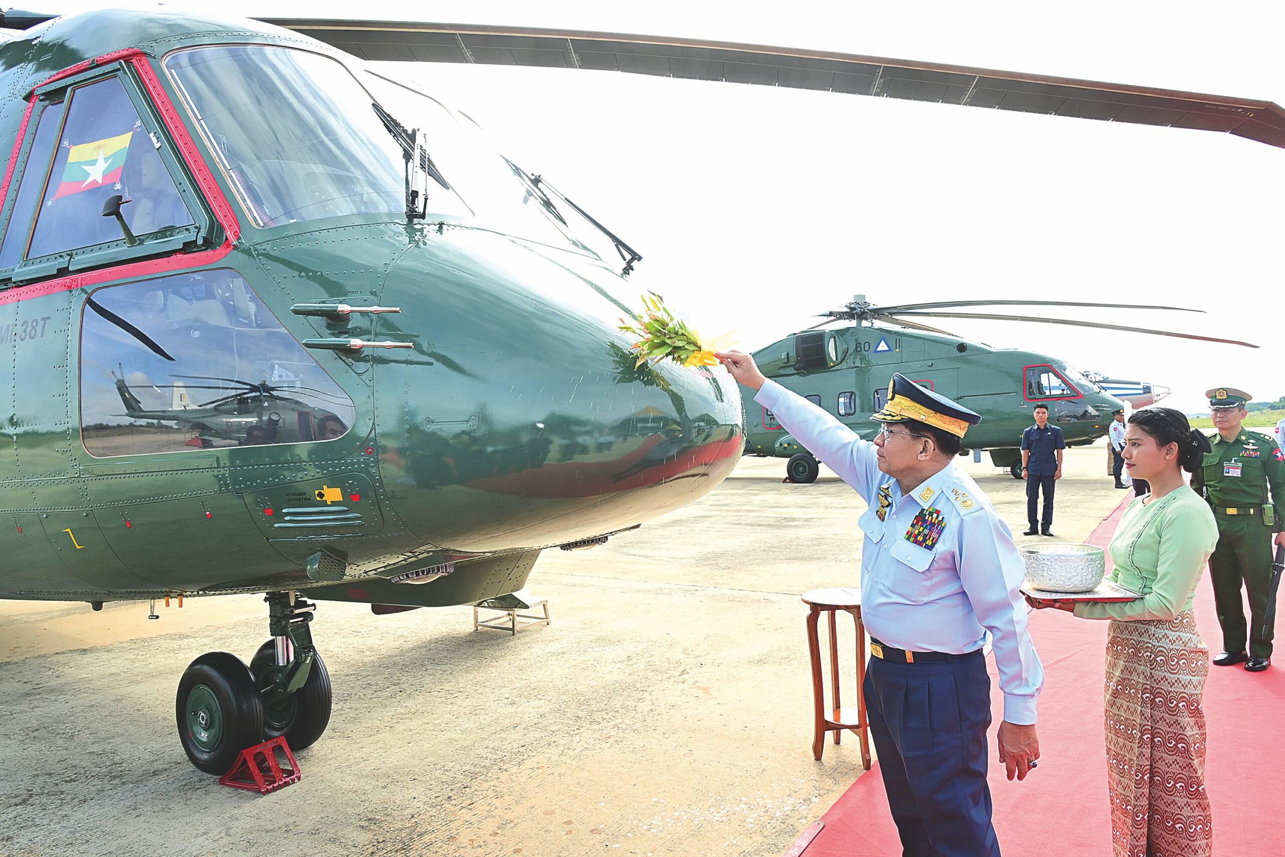 နိုဝင်ဘာ ၇ ရက်နေ့က နေပြည်တော်တွင် ပြုလုပ်သော လေယာဉ်သစ်မိတ်ဆက်ပွဲ၌ တွေ့ရသော စစ်ခေါင်းဆောင်။ (ဓာတ်ပုံ- CINCDS)