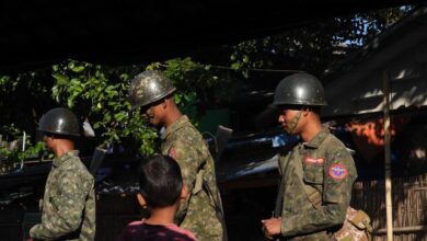 ယခုနှစ် စက်တင်ဘာလအတွင်း ရခိုင်ပြည်နယ်၊ မောင်တောမြို့တွင် တွေ့ရသော AA တပ်ဖွဲ့ဝင်အချို့ ။ (ဓာတ်ပုံ- One Nation News)