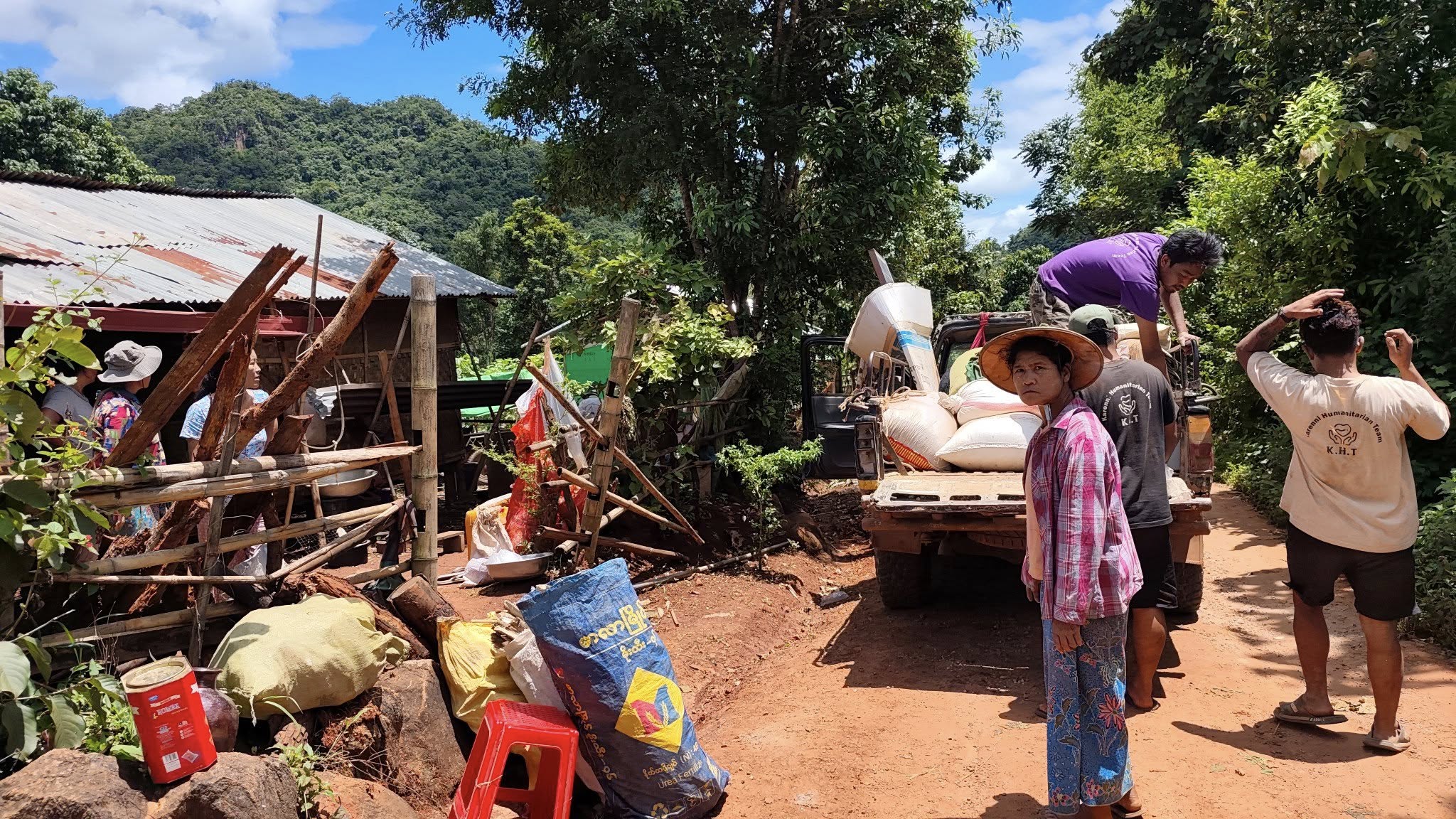 တိုက်ပွဲပြန်ပြင်းထန်လာသောကြောင့် ယခုနှစ် ဩဂုတ်လအတွင်း တိမ်းရှောင်ရန် ရွှေ့ပြောင်းနေရ သော ကရင်နီဒေသခံအချို့။ (ဓာတ်ပုံ- Karenni Humanitarian Team-KHT)