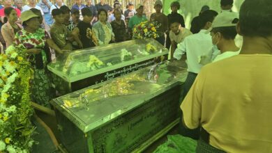 ဆရာမ ဒေါ်အေသီအောင် ဇနီးမောင်နှံ၏နာရေးနှင့် ရက်လည်ဆွမ်းကပ်သည့် အစီအစဥ်ကို ပညာရေးမိသားစုက ဆောင်ရွက်ခဲ့ကြောင်း ဒီဇင်ဘာလ ၂၁ ရက်တွင် ထုတ်ပြန်ထားစဉ်။ (ဓာတ်ပုံ-Palaw - Board of Federal Education,MOE, NUG)
