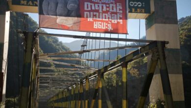 ရွေးကောက်ပွဲကန့်ကွက်ဆန့်ကျင်သည့် ပိုစတာများကို ကလေး-တီးတိန်- ရိဒ် လမ်းပေါ်တွင် ဒီဇင်ဘာလ တတိယပတ်က စိုက်ထူထားစဉ် (ဓာတ်ပုံ - ကလေးမြို့ လူထုတိုက်ပွဲဦးဆောင်ကော်မတီ)