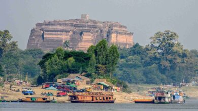 ခရီးသွားများ လာရောက်လည်ပတ်လေ့ရှိရာ မင်းကွန်းပုထိုးတော်ကြီးအား ၂၀၂၀ ခုနှစ် ဇန်နဝါရီလ ဒုတိယပတ်အတွင်းက တွေ့ရစဉ်။ (ဓာတ်ပုံ-AFP)