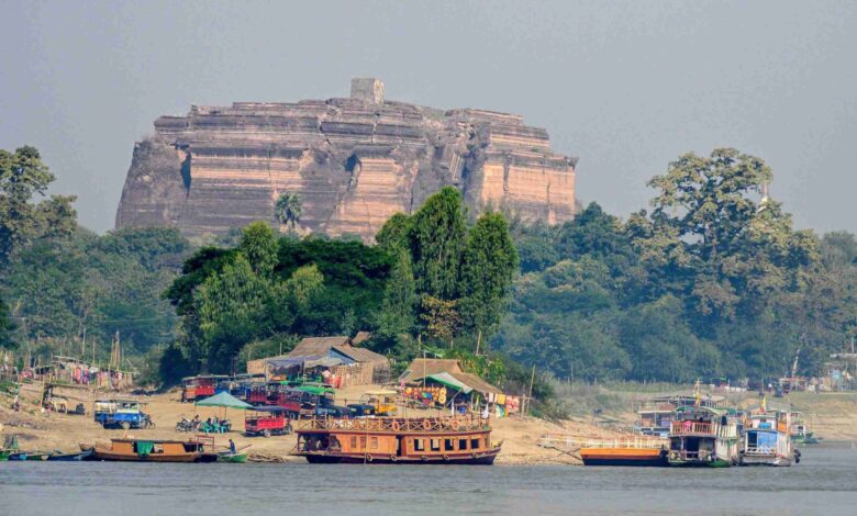 ခရီးသွားများ လာရောက်လည်ပတ်လေ့ရှိရာ မင်းကွန်းပုထိုးတော်ကြီးအား ၂၀၂၀ ခုနှစ် ဇန်နဝါရီလ ဒုတိယပတ်အတွင်းက တွေ့ရစဉ်။ (ဓာတ်ပုံ-AFP)