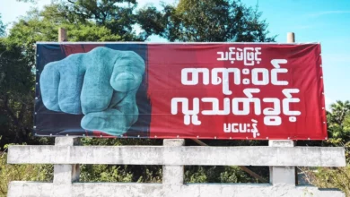 ရွေးကောက်ပွဲတွင် မဲမပေးကြရန် လှုံ့ဆော်ထားသည့် ဆိုင်းဘုတ်တစ်ခု တော်လှန်ရေးအားကောင်းသည့် ဒေသတစ်နေရာတွင် စိုက်ထူထားစဉ်။(ဓာတ်ပုံ − ပေးပို့)