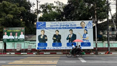 ရန်ကုန်မြို့တွင်း စိုက်ထူထားသည့် မဲဆွယ်ဆိုင်းဘုတ်အချို့ကို တွေ့ရစဉ်။ (ဓာတ်ပုံ − ကံကောင်း)