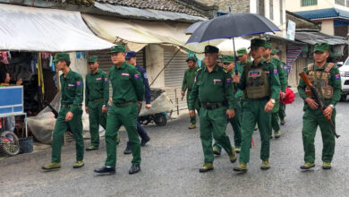 နိုဝင်ဘာလ ၇ ရက်နေ့က အထူးဒေသ(၁) မုံးကိုးခရိုင်၊ မုံးကိုးမြို့နယ်၌ တွေ့ရသော MNDAA တပ်ဖွဲ့ဝင်များ။ (ဓာတ်ပုံ- The Kokang)