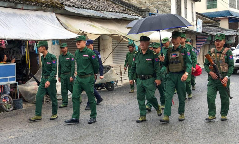 နိုဝင်ဘာလ ၇ ရက်နေ့က အထူးဒေသ(၁) မုံးကိုးခရိုင်၊ မုံးကိုးမြို့နယ်၌ တွေ့ရသော MNDAA တပ်ဖွဲ့ဝင်များ။ (ဓာတ်ပုံ- The Kokang)
