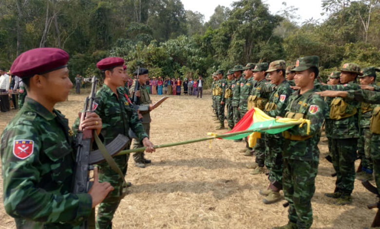 စစ်သင်တန်းဆင်းပွဲတစ်ခုတွင် တွေ့ရသည့် ရှမ်းနီ တပ်ဖွဲ့ဝင်များ