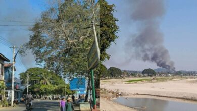 ကသာမြို့ပေါ်ရှိ နေအိမ်အချို့ မီးလောင်နေသည်ကို ဒီဇင်ဘာလ ၂၉ ရက်နေ့တွင် တွေ့ရစဉ်။ ဓာတ်ပုံ- ပေးပို့