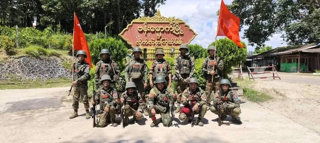 ဗန်းမောက်မြို့ကို သိမ်းပိုက်ပြီးနောက်တွေ့ရသည့် တော်လှန်ရေးတပ်များ (ဓာတ်ပုံ-ပေးပို့)